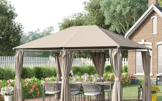 Amenajare foisor cu buget redus în grădină, decorat cu lumini exterioare și seturi de grădină simple