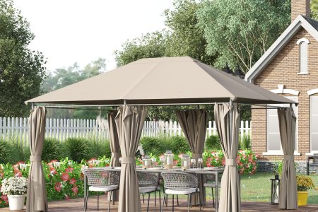 Amenajare foisor cu buget redus în grădină, decorat cu lumini exterioare și seturi de grădină simple