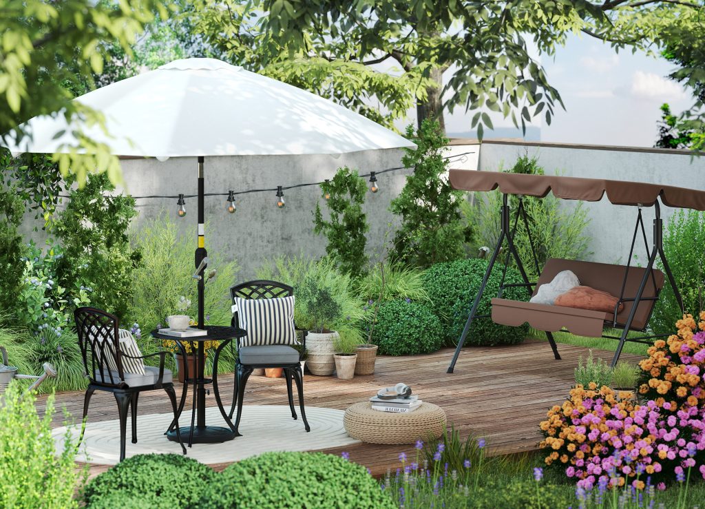 Leagănul, umbrela și mobilierul elegant formează un colț de relaxare idilic, înconjurat de vegetație luxuriantă pentru zile însorite în armonie cu natura.