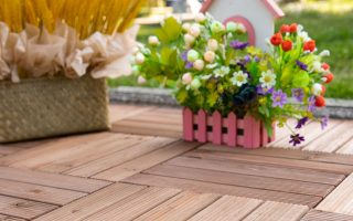 Pavele din gresie moderne în grădină cu flori și mobilier exterior