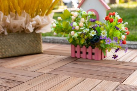 Pavele din gresie moderne în grădină cu flori și mobilier exterior