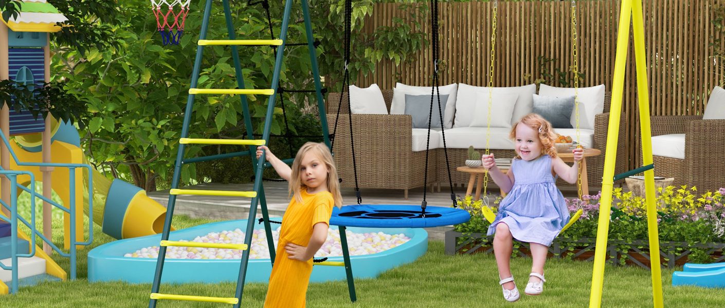 Set de Leagăn pentru Copii 4 în 1 instalat într-o curte verde, cu leagăn tip farfurie, scaun clasic, plasă de cățărat și coș de baschet – ideal pentru joacă activă și creativă în aer liber