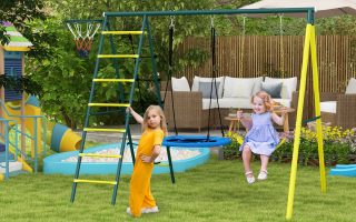 Set de Leagăn pentru Copii 4 în 1 instalat într-o curte verde, cu leagăn tip farfurie, scaun clasic, plasă de cățărat și coș de baschet – ideal pentru joacă activă și creativă în aer liber