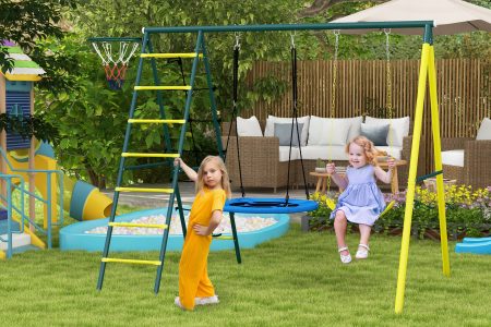 Set de Leagăn pentru Copii 4 în 1 instalat într-o curte verde, cu leagăn tip farfurie, scaun clasic, plasă de cățărat și coș de baschet – ideal pentru joacă activă și creativă în aer liber