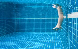 Cum sa intretii si cureti piscina din gradina