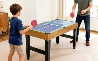 copil si tata se joaca cu o masa de ping pong