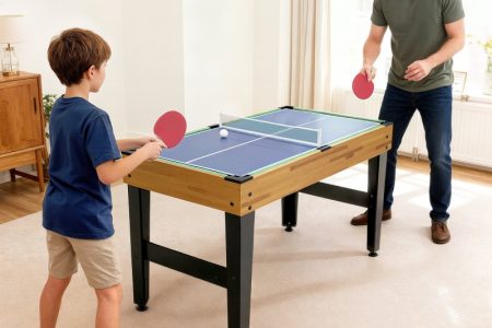 copil si tata se joaca cu o masa de ping pong